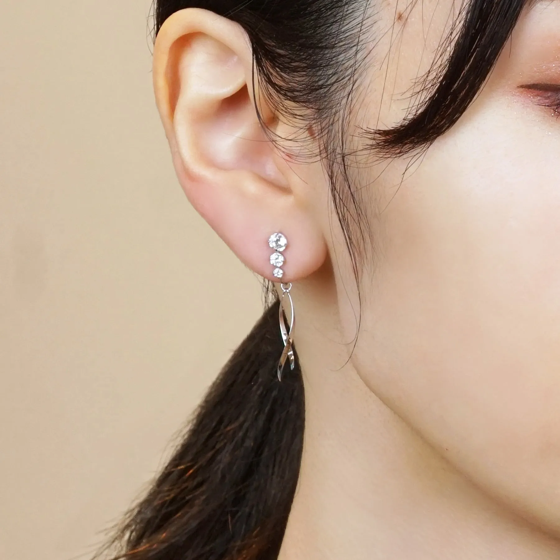 [Airy Clip-On Earrings] Twisted Swinging Earrings (10K White Gold)